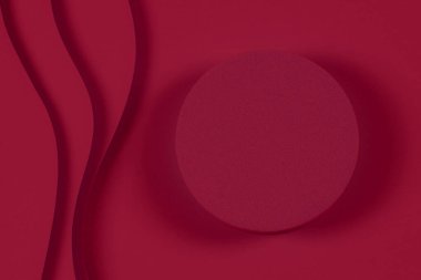 Kağıt üzerinde boş yuvarlak geometrik şekilli silindir podyum platformu soyut kırmızı asgari geometrik şekil arkaplanı. Üst görünüm ürün gösterimi için maket yapın. Yaşasın mor, 2023 'ün rengi..
