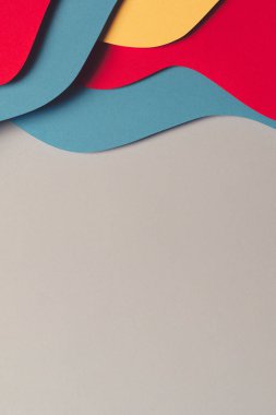 Soyut renkli kağıt dokusu arkaplanı. Minimum kağıt, geometrik şekil katmanları ve mor, sarı ve açık mavi renkli çizgilerle stil kompozisyonu keser. Üst görünüm.