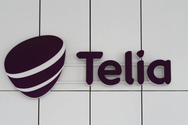 Vilnius, Litvanya - 9 Kasım 2022: ofis binasında Telia logosu. Telia İsveç 'te, Finlandiya' da, Norveç 'te, Danimarka' da, Baltık Devletlerinde bulunan İsveç telekomünikasyon şirketi ve cep telefonu operatörüdür.