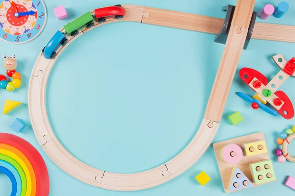 Crianças Bebê Brinquedos Quadro Fundo Ferrovia Madeira Com Trem Brinquedos — Fotografia de Stock
