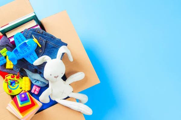 Коробка Пожертвований Детскими Игрушками Книгами Одеждой Благотворительности Синем Фоне Вид — стоковое фото