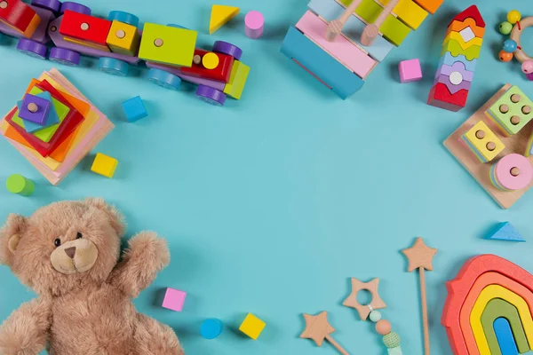 Dětské Hračky Rámují Pozadí Medvídek Dřevěný Vzdělávací Stohování Barvy Rozpoznávání — Stock fotografie