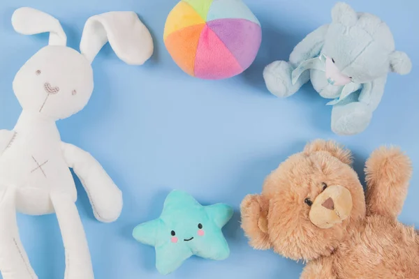 宝宝玩具系列 五颜六色的泰迪熊 白色兔子和可爱的毛绒玩具浅蓝色背景 顶部视图 复制空间 — 图库照片