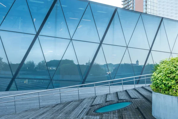Fragmento Arquitectura Moderna Metal Muro Cristal Con Reflejo Del Casco — Foto de Stock