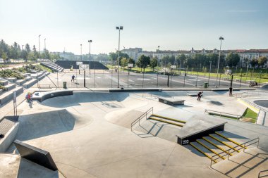 Vilnius, Litvanya... 16 Eylül 2020. Litvanya 'nın başkenti Vilnius' ta bulunan Neris Nehri yakınlarında kaykay parkı, basketbol sahası ve voleybol sahası olan yeni modern Beyaz Brigde Spor Sahası. İnsanların aktif yaşam tarzı.