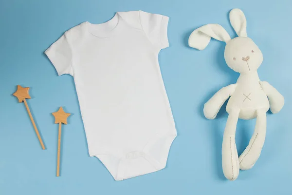 White Cotton Baby Short Sleeve Bodysuit Soft Plush Sleeptoy Bunny — Stock Photo, Image