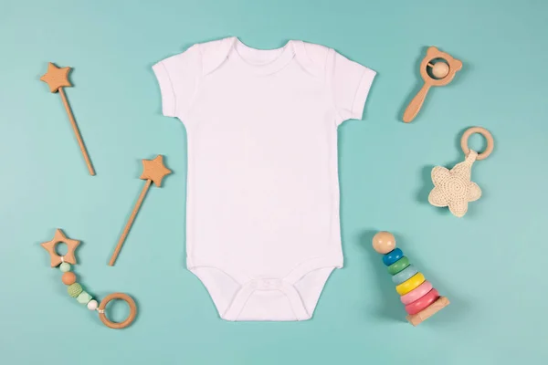 White Cotton Baby Short Sleeve Bodysuit Natural Wooden Toy Light — Stock Photo, Image
