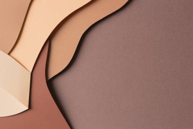 Soyut renkli kağıt dokusu arkaplanı. Minimum kağıt, bej ve kahverengi tonlarında geometrik şekil ve çizgilerin katmanları ile tarz kompozisyonu keser. Üst görünüm, alanı kopyala
