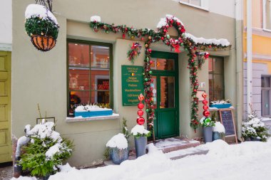 Vilnius, Litvanya - 15 Aralık 2022, Vilnius. Stikliu caddesinde Noel için dekore edilmiş güzel küçük bir dükkan.