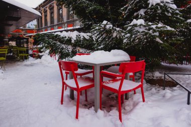 Vilnius, Litvanya - 15 Aralık 2022, Vilnius. Senatoriu Pasazas 'ta, Dominikonu Caddesi' nde kış günü açık bir kafeye bakın. Vilnius eski kenti UNESCO Dünya Mirasları Listesine konu oldu.