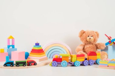 Eğitimli çocuklar oyuncak koleksiyonu. Oyuncak ayı, tren, gökkuşağı, beyaz arka planda tahta eğitici bebek oyuncakları. Sürdürülebilir, çevre dostu oyuncaklar. Ön görünüm.