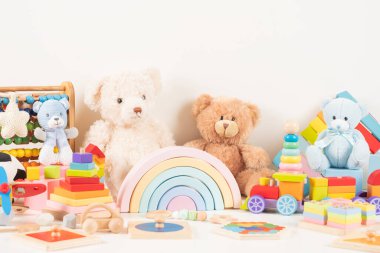 Eğitimli çocuklar oyuncak koleksiyonu. Oyuncak ayı, tahta uçak, tren, abaküs, gökkuşağı, beyaz arka planda tahta eğitici bebek oyuncakları. Sürdürülebilir, çevre dostu oyuncaklar. Ön görünüm.