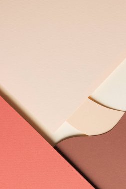 Soyut renkli kağıt dokusu arkaplanı. Minimum kağıt, bej ve kahverengi tonlarında geometrik şekil ve çizgilerin katmanları ile tarz kompozisyonu keser. Üst görünüm, alanı kopyala