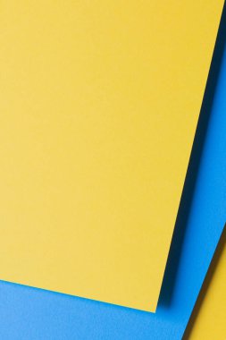 Soyut renkli kağıt dokusu arkaplanı. Asgari kağıt, geometrik şekil ve çizgilerin sarı ve mavi renkleriyle kesim stili bileşimi. Üst görünüm.