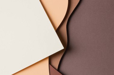 Soyut renkli kağıt dokusu arkaplanı. Minimum kağıt, bej ve kahverengi tonlarında geometrik şekil ve çizgilerin katmanları ile tarz kompozisyonu keser. Üst görünüm, alanı kopyala