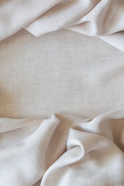 Beyaz buruşmuş kumaş dokusu arka planı. Beyaz dalgalı keten organik eko tekstil tuval arka plan. Üst Manzara. Üst görünüm