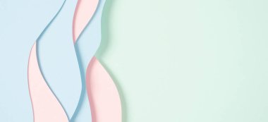 Soyut renkli kağıt dokusu arkaplanı. Minimum kağıt geometrik şekil katmanlarıyla kompozisyonu kesiyor ve pastel yeşil, pembe ve açık mavi renkte çizgiler çiziyor. Üst görünüm, alanı kopyala.