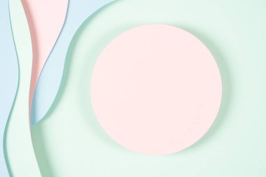 Kağıt üzerinde boş pembe yuvarlak geometrik şekilli podyum, soyut geometrik şekilli, pembe, mavi ve yeşil arka plan. Ürün görüntüleme için üst görünüm modeli.
