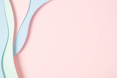 Soyut renkli kağıt dokusu arkaplanı. Minimum kağıt geometrik şekil katmanlarıyla kompozisyonu kesiyor ve pastel yeşil, pembe ve açık mavi renkte çizgiler çiziyor. Üst görünüm, alanı kopyala.