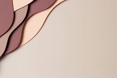 Soyut bej renkli kağıt doku arka planı. Asgari kağıt, geometrik şekil katmanları ve kahverengi renk tonlarında çizgilerle stil kompozisyonu keser. Üst görünüm.