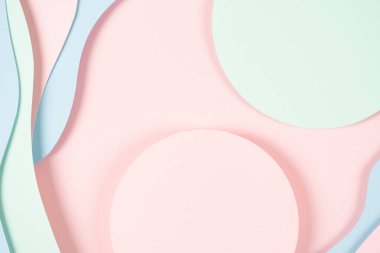 Soyut renkli kağıt dokusu arkaplanı. Minimum kağıt geometrik şekil katmanlarıyla kompozisyonu kesiyor ve pastel yeşil, pembe ve açık mavi renkte çizgiler çiziyor. Üst görünüm, alanı kopyala.