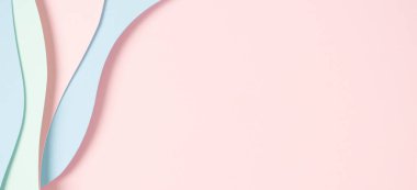 Soyut renkli kağıt dokusu arkaplanı. Minimum kağıt geometrik şekil katmanlarıyla kompozisyonu kesiyor ve pastel yeşil, pembe ve açık mavi renkte çizgiler çiziyor. Üst görünüm, alanı kopyala.