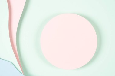 Kağıt üzerinde boş pembe yuvarlak geometrik şekilli podyum, soyut geometrik şekilli, pembe, mavi ve yeşil arka plan. Ürün görüntüleme için üst görünüm modeli.