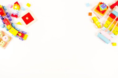 Bebek çocuklar oyuncak geçmişi. Ahşap eğitici, müzikal, duyusal, beyaz arka planda oyuncakları sınıflandırma ve dizme. Montessori oyuncakları. Üst manzara, düz uzanma.