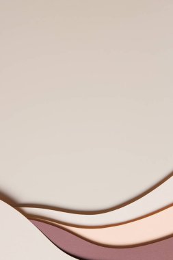 Soyut bej renkli kağıt doku arka planı. Asgari kağıt, geometrik şekil katmanları ve kahverengi renk tonlarında çizgilerle stil kompozisyonu keser. Üst görünüm.