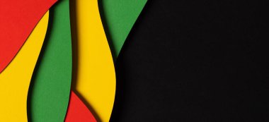 Siyah Tarih Ayı renk arkaplanı. Soyut kağıt geometrik şekil katmanları ve kırmızı, sarı, yeşil renkli dalgalı çizgilerle kesim biçimi.