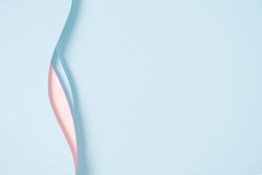 Soyut renkli kağıt dokusu arkaplanı. Minimum kağıt, geometrik şekil katmanları ve açık mavi ve pembe çizgilerle kompozisyonu keser. Üst görünüm, alanı kopyala.