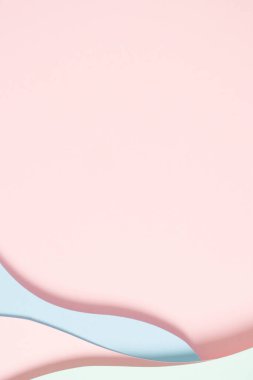 Soyut renkli kağıt dokusu arkaplanı. Minimum kağıt geometrik şekil katmanlarıyla kompozisyonu kesiyor ve pastel yeşil, pembe ve açık mavi renkte çizgiler çiziyor. Üst görünüm, alanı kopyala.
