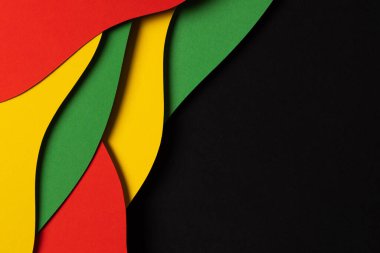 Soyut geometrik siyah, kırmızı, sarı, yeşil renk arkaplan. Metin için kopyalama alanı olan Siyah Geçmiş Ay renk arkaplanı.