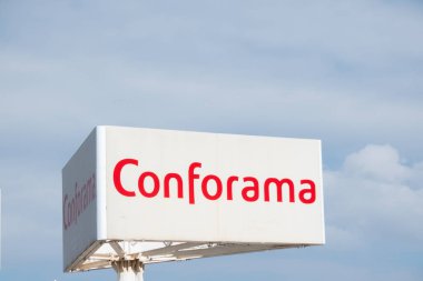 Finestrat, İspanya - 2 Mart 2023: Conforama logo tabelasının afişi. Conforama, Fransa, İspanya, İsviçre, Portekiz, Lüksemburg, İtalya ve Hırvatistan 'da faaliyet gösteren ev mobilyası perakende zinciri hikayesidir..