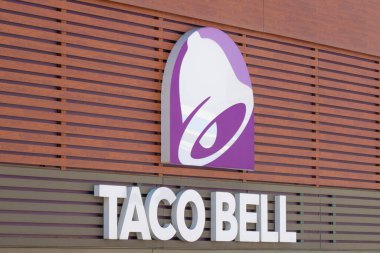 Finestrat, İspanya - 2 Mart 2023 Taco Bell restoran duvarında Taco Bell logosu. Taco Bell, Amerika merkezli fast food restoranları zinciri. Cadı, Meksika 'dan esinlenilmiş çeşitli yemekler servis ediyor..