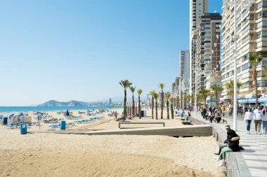 Benidorm, İspanya - 4 Mart 2023 Benidorm 'da düşük sezon. Meşhur İspanyol tatil beldesi Benidorm 'daki Akdeniz kıyısındaki Playa de Levante plajına bakın..