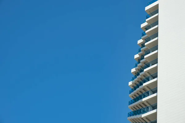 Фрагмент Белого Современного Жилого Дома Здание Гостиницы Стеклянными Балконами Голубом — стоковое фото