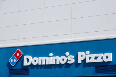 Finestrat, İspanya - 2 Mart 2023: Dominos pizza logosu reklamı. Dominos pizza, çok uluslu bir pizza restoranı zinciri..