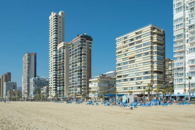 Benidorm, İspanya - 4 Mart 2023 Benidorm 'da düşük sezon. Meşhur İspanyol tatil beldesi Benidorm 'daki Akdeniz kıyısındaki Playa de Levante plajına bakın..
