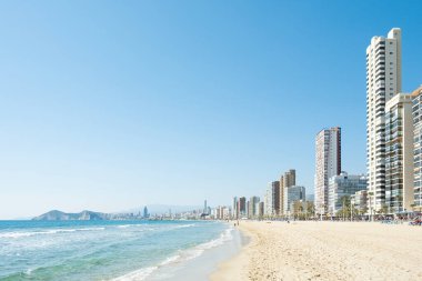 Benidorm, İspanya - 4 Mart 2023 Benidorm 'da düşük sezon. Meşhur İspanyol tatil beldesi Benidorm 'daki Akdeniz kıyısındaki Playa de Levante plajına bakın..