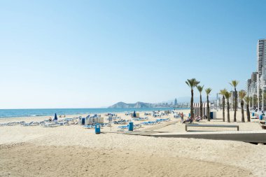 Benidorm, İspanya - 4 Mart 2023 Benidorm 'da düşük sezon. Meşhur Benidorm tatil köyündeki Akdeniz kıyısındaki Playa de Levante plajına bakın..