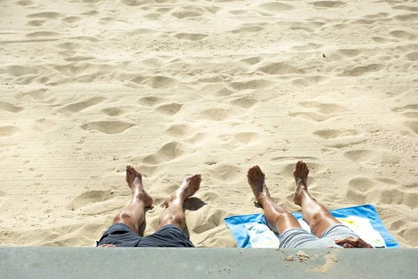 无法辨认的老年人在海滩上晒日光浴 — 图库照片