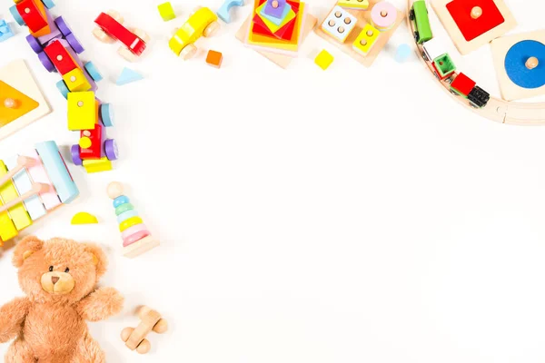 幼儿玩具框架结构背景 泰迪熊 木制教育 分类和堆放玩具 木制火车 彩色建筑的白色背景 — 图库照片