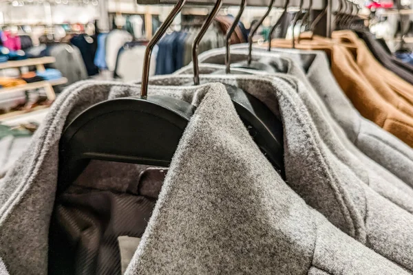 Γκρι Μάλλινα Παλτά Κρέμονται Στη Σχάρα Ρούχων Προς Πώληση Γρήγορη — Φωτογραφία Αρχείου