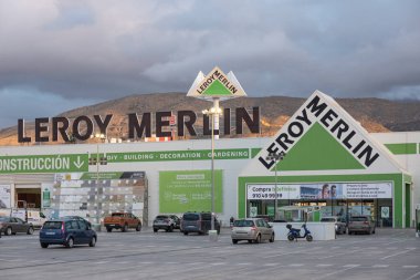 Finestrat, İspanya - 02 Mart 2023: Leroy Merlin Finestrat 'ta. Leroy Merlin, Avrupa, Asya, Güney Amerika ve Afrika 'da hizmet veren Fransız ev geliştirme ve bahçe perakendecisi..