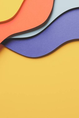 Soyut renkli kağıt dokusu arkaplanı. Asgari kağıt, geometrik şekil katmanları ve kırmızı, sarı ve mavi renkli çizgilerle stil kompozisyonu keser. Üst görünüm.