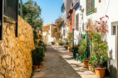 Finestrat, Alicante bölgesi, İspanya. Güneşli bir günde küçük Finestrat köyünün güzel, sessiz dar caddesi..