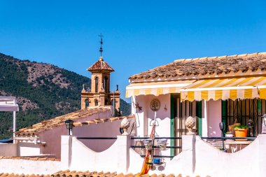 Saint Bartholomew Kilisesi, eski çan kulesi, sıcacık çatılar ve dağ altyapısı olan Finestrat Panoraması. Finestrat, Alicante ili, Costa Blanca, İspanya.