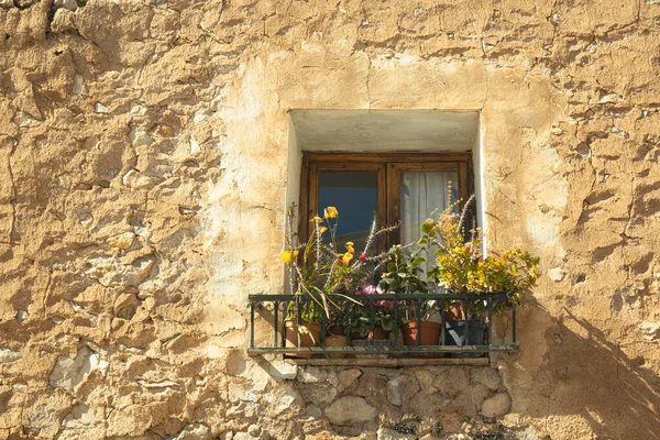 Kleines Holzfenster Mit Topfblumen Und Grün Auf Altem Steinmauern Hintergrund — Stockfoto