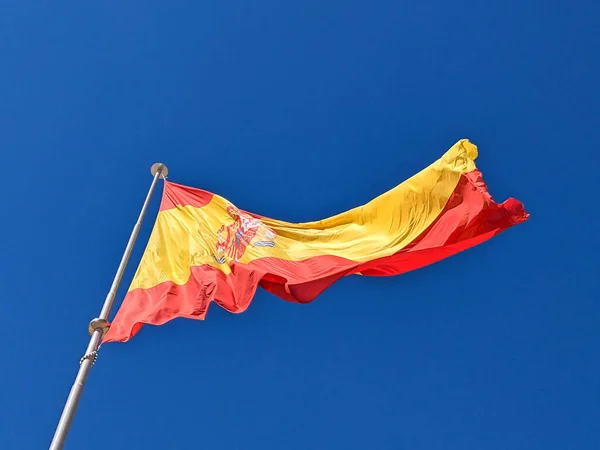 Hiszpańska Flaga Narodowa Machająca Tle Błękitnego Nieba Flaga Maszcie Trzepocze — Zdjęcie stockowe